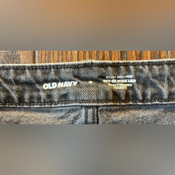 Old Navy Extra High-Rise Jeans - Picture 8 of 9
